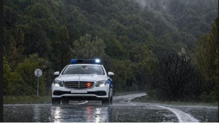 Yol polisi əlverişsiz hava şəraiti ilə bağlı hərəkət iştirakçılarına müraciət etdi 